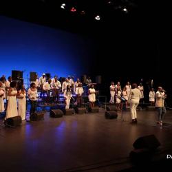 Avec la chorale Sound of Praise et l'artiste Trey McLaughling